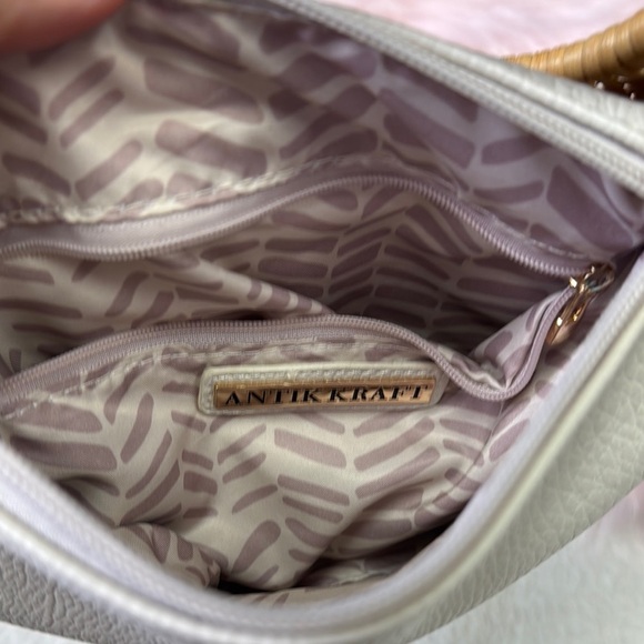 Antik Kraft White and Tan Shoulder Bag with Wicker Handle - Picture 4 of 12